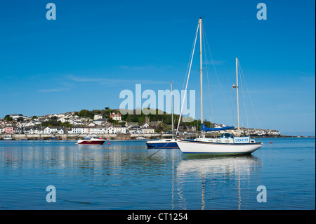 Barche ormeggiate su Torridge estuary a Instow, Devon, guardando a Appledore, England, Regno Unito Foto Stock