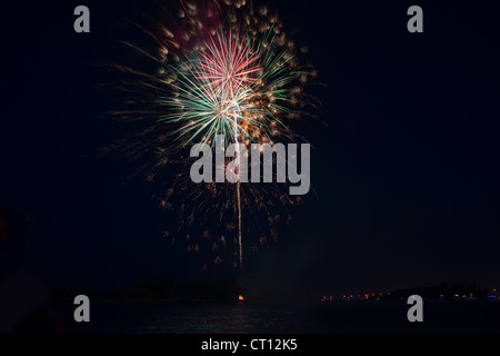 Fuochi d'artificio celebrazione da Vero Beach sul fiume di Riverside Park illuminato contro il cielo notturno. Foto Stock