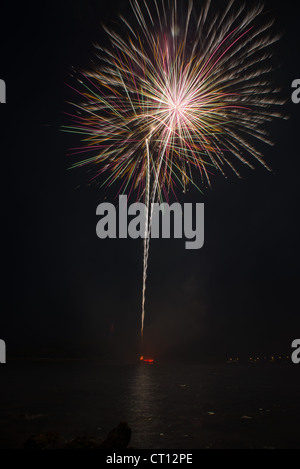 Fuochi d'artificio celebrazione da Vero Beach sul fiume di Riverside Park illuminato contro il cielo notturno. Foto Stock