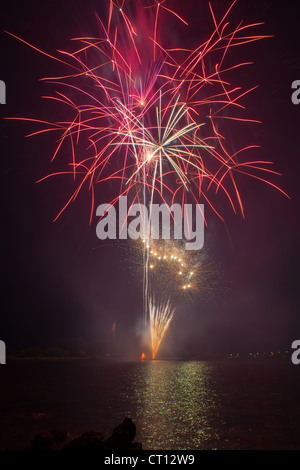 Fuochi d'artificio celebrazione da Vero Beach sul fiume di Riverside Park illuminato contro il cielo notturno. Foto Stock