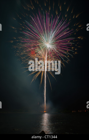 Fuochi d'artificio celebrazione da Vero Beach sul fiume di Riverside Park illuminato contro il cielo notturno. Foto Stock