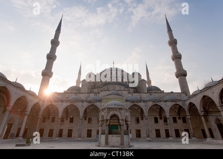 Edificio a cupola con cortile all'alba Foto Stock