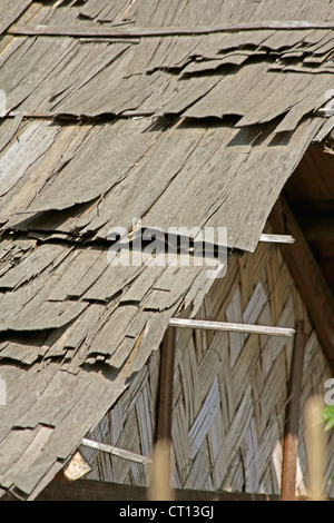 Fetta di legno tetti delle case, Miao, Arunachal Pradesh, India Foto Stock