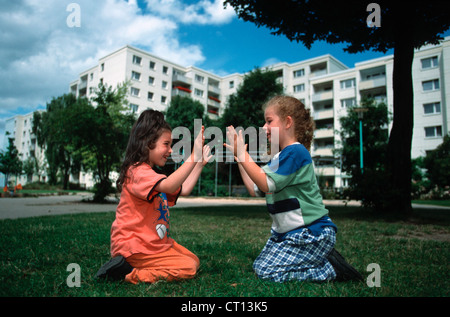Duisburg, parco giochi dietro un blocco di appartamenti Foto Stock