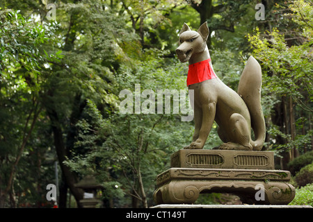 Dio fox statua in Fushimi Inari santuario vicino a Kyoto, Giappone Foto Stock