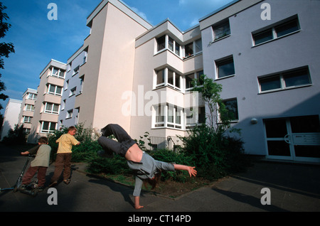 Duisburg, giocare i bambini di fronte a un blocco di appartamenti Foto Stock