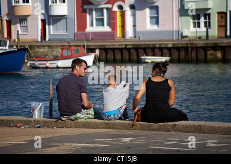 Uomo Donna e bambino pescato granchi a Weymouth quayside in giugno Foto Stock