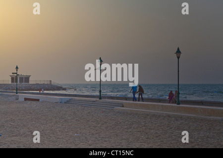 La scena presa lungo la passeggiata lungo la strada del Golfo Kuwait City Foto Stock