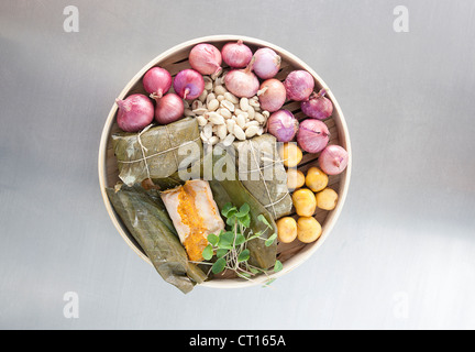 Ciotola di verdure cotte e rotoli Foto Stock