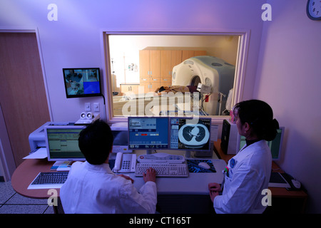 Un paziente viene sottoposto ad una scansione TC sotto la cura di personale presso il Samsung Medical Center. Foto Stock