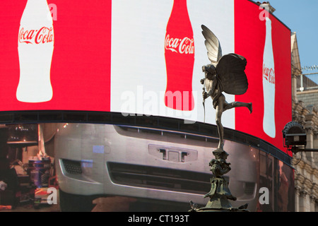 Statua di Eros che nella parte anteriore del display pubblicitari in Piccadilly Circus, London, Regno Unito Foto Stock