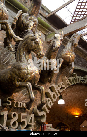 Segno per maneggio archi Mercato con sculture di cavalli, Camden, London Foto Stock