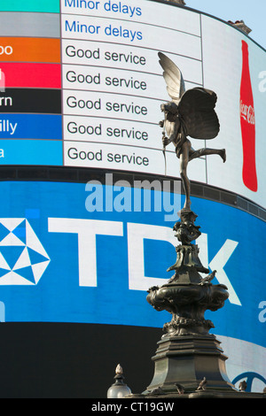 Statua di Eros che nella parte anteriore del display pubblicitari in Piccadilly Circus, London, Regno Unito Foto Stock