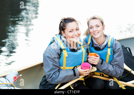 Le donne aventi il caffè in canoa Foto Stock