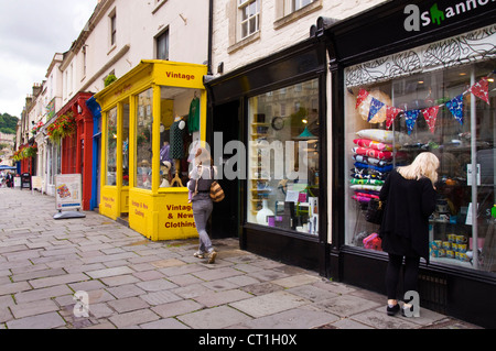 Window shopping su Walcot Street nella città di Bath Foto Stock