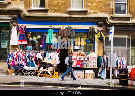 Di seconda mano spazzatura negozio Jack e Danny's su Walcot Street nella città di Bath Foto Stock