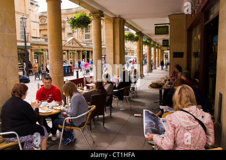 I clienti a bere un caffè e torte in un Costa Coffee shop in Union Street nel centro di Bath Foto Stock