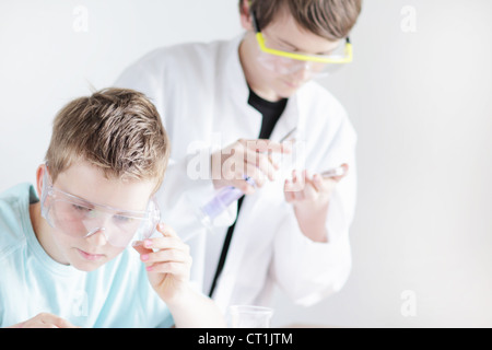 Gli studenti di indossare gli occhiali di sicurezza per il laboratorio Foto Stock