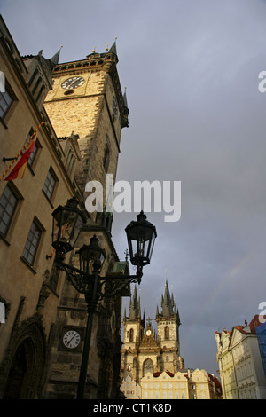 La torre di Praga Town Hall e rainbow oltre la chiesa di Tyn, Praga, Repubblica Ceca. Foto Stock