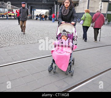 Berlino, Germania. Donna spingendo il bambino nel passeggino / buggy Foto Stock