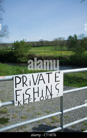 Un manoscritto di pesca privati tenere fuori segno su una porta di metallo da un flusso, Wales UK Foto Stock