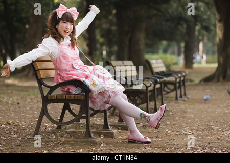 Felice ragazza giapponese in lolita cosplay moda, Harajuku park, Tokyo Foto Stock