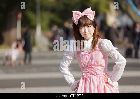 Lolita cosplay donna in harajuku park, Tokyo Foto Stock