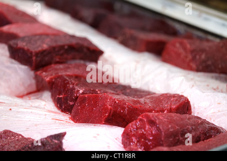 Rossi freschi fette di tonno nel mercato del pesce Tsukiji, Tokyo, Giappone Foto Stock