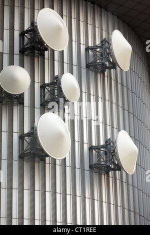 Antenna GSM in alto edificio torre Foto Stock