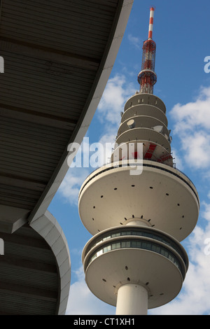 Messehallen (fiera edifici) e Fernsehturm (torre della TV) di Amburgo, Germania. Foto Stock