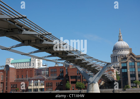 Norman Foster Millennium Bridge oltre il Tamigi a Londra, Regno Unito Foto Stock