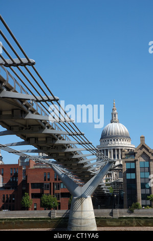 Norman Foster Millennium Bridge oltre il Tamigi a Londra, Regno Unito Foto Stock