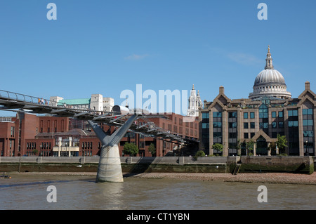 Norman Foster Millennium Bridge oltre il Tamigi a Londra, Regno Unito Foto Stock