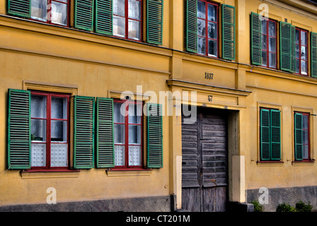 Persiane verdi sulla vecchia facciata del XIX secolo Foto Stock