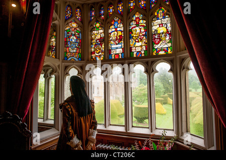 WINCHCOMBE, Inghilterra: Una mostra al Castello di Sudeley nel Gloucestershire che riproduce le camere reali di Catherine Parr, con vetrate colorate che si affacciano sulla cappella del castello. Questa mostra nel castello del XV secolo, dove Catherine Parr trascorse i suoi ultimi anni, offre ai visitatori uno sguardo nel mondo privato dell'ultima regina di Enrico VIII, mescolando architettura Tudor con arredi d'epoca. Foto Stock