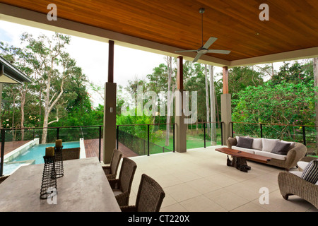 Cortile moderna con area di intrattenimento in elegante casa australiana Foto Stock