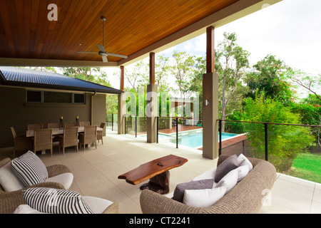 Cortile moderna con area di intrattenimento in elegante casa australiana Foto Stock