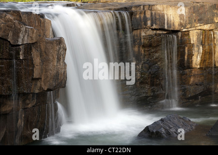 Tempo di esposizione lungo sulla cascata tropicale in Tailandia Foto Stock