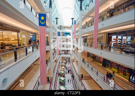 Suria KLCC Shopping Mall all'interno di Torri Petronas, Kuala Lumpur, Malesia, Sud Est asiatico Foto Stock