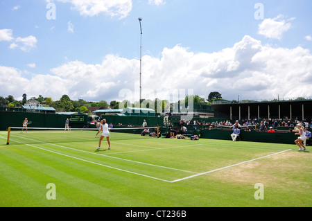La ragazza match sui tribunali esterno ai campionati 2012, Wimbledon, Merton Borough, Greater London, England, Regno Unito Foto Stock