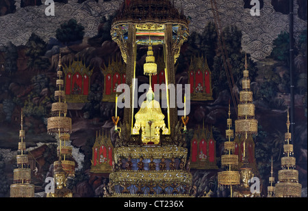 Santo il Buddha di smeraldo statua in Wat Phra Kaeo tempio di Bangkok, Tailandia Foto Stock