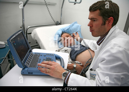 TRANSCRANIAL sonografia doppler Foto Stock