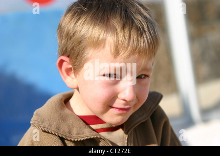 5-12 anni bambino piangere Foto Stock