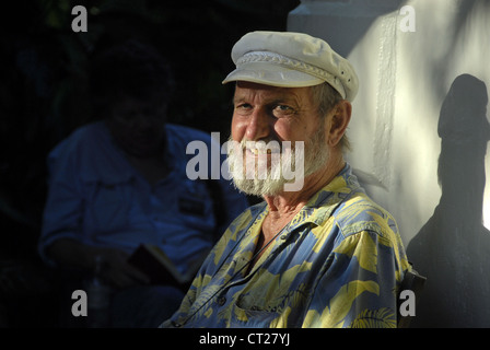 Ernest Hemingway lookalike presso la casa di Hemingway a Key West, Contea di Monroe, Florida, Stati Uniti d'America Foto Stock