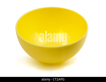 Giallo vuota coppa in plastica isolato su bianco Foto Stock