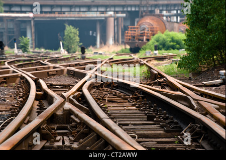 Stazione ferroviaria arrugginito in un abbandono di opere in acciaio che ha costretto lasciare da Pechino a causa dell'inquinamento nel 2008 Foto Stock