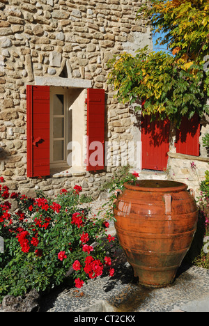 Un cortile in Vaison-la-Romaine, Vaucluse Provence, Francia. Foto Stock