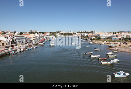 Città Tavira presso il fiume Gilao, Algarve Portogallo Foto Stock