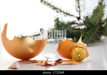 Concetto di fine di Natale con rotte ninnolo Foto Stock