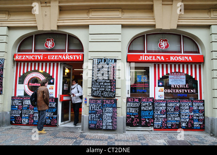 Segni al di fuori eatery e negozio di carne a Praga Repubblica Ceca - Mar 2011 Foto Stock